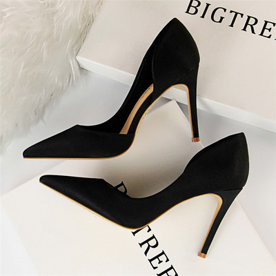 Novi model elegantnih cipela sa izrezanim dijelom