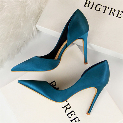 Novi model elegantnih cipela sa izrezanim dijelom