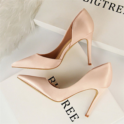 Novi model elegantnih cipela sa izrezanim dijelom