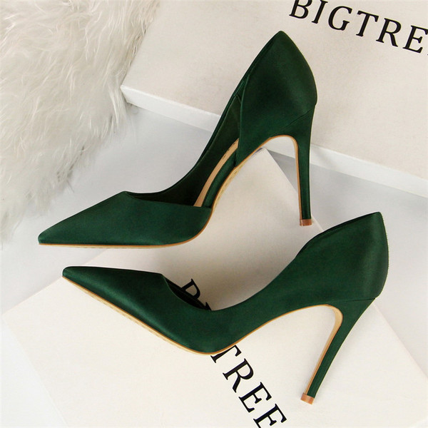 Novi model elegantnih cipela sa izrezanim dijelom