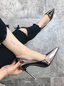 Öko bőrből készült, hegyes női cipőmodell magassarkúval