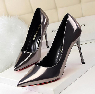 Öko bőrből készült, hegyes női cipőmodell magassarkúval