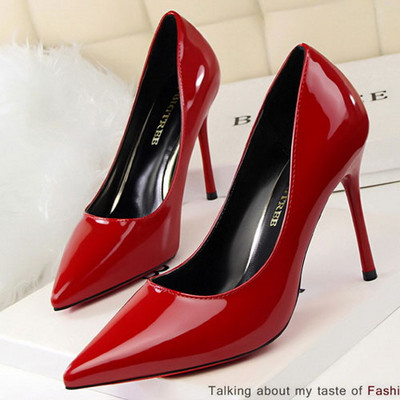 Öko bőrből készült, hegyes női cipőmodell magassarkúval