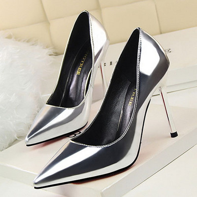 Öko bőrből készült, hegyes női cipőmodell magassarkúval