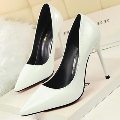 Öko bőrből készült, hegyes női cipőmodell magassarkúval