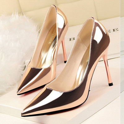 Öko bőrből készült, hegyes női cipőmodell magassarkúval