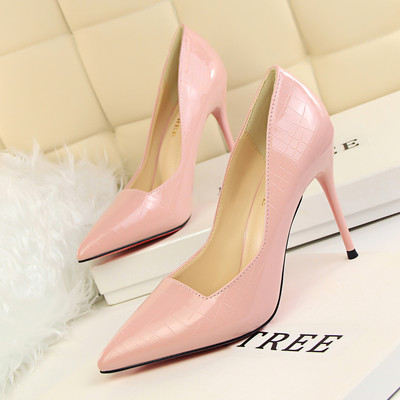 Öko bőrből készült, hegyes női cipőmodell magassarkúval