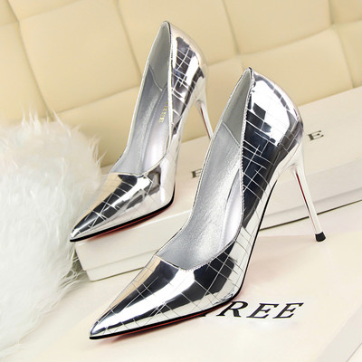 Öko bőrből készült, hegyes női cipőmodell magassarkúval