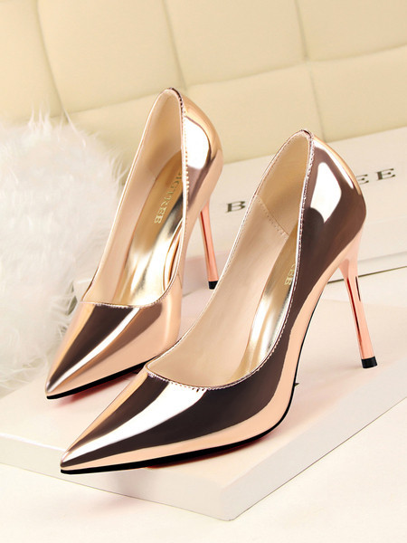 Öko bőrből készült, hegyes női cipőmodell magassarkúval