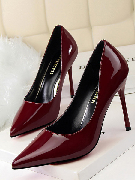 Öko bőrből készült, hegyes női cipőmodell magassarkúval