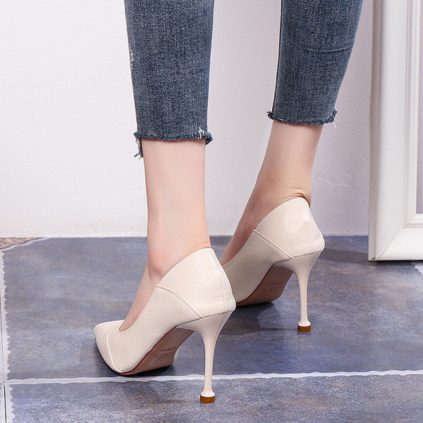 Stílusos női cipő műbőrből, vékony sarkú - hegyes modell