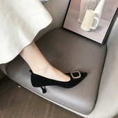 Női velúr cipő hegyes orrral, fém díszítéssel