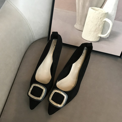 Női velúr cipő hegyes orrral, fém díszítéssel