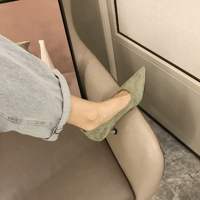 Női velúr cipő hegyes orrral, fém díszítéssel