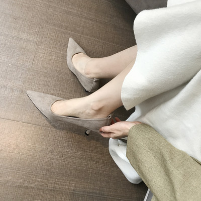 Női velúr cipő hegyes orrral, fém díszítéssel