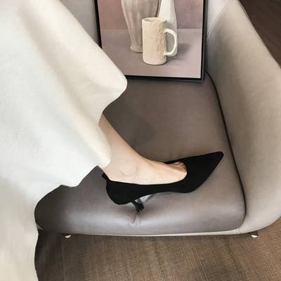 Női velúr cipő hegyes orrral, fém díszítéssel