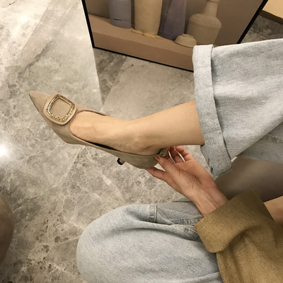 Női velúr cipő hegyes orrral, fém díszítéssel