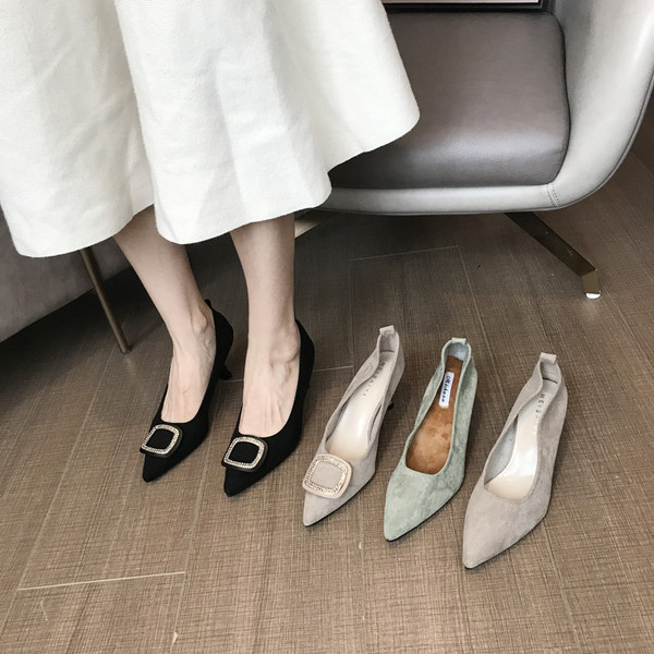 Női velúr cipő hegyes orrral, fém díszítéssel