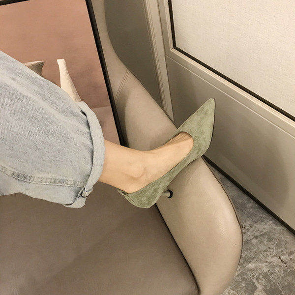 Női velúr cipő hegyes orrral, fém díszítéssel