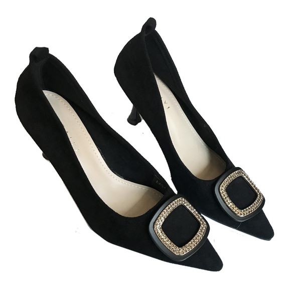 Női velúr cipő hegyes orrral, fém díszítéssel