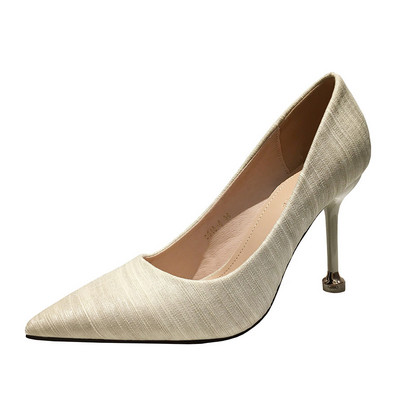 Kihegyezett női cipőmodell 9,5 cm-es sarokkal