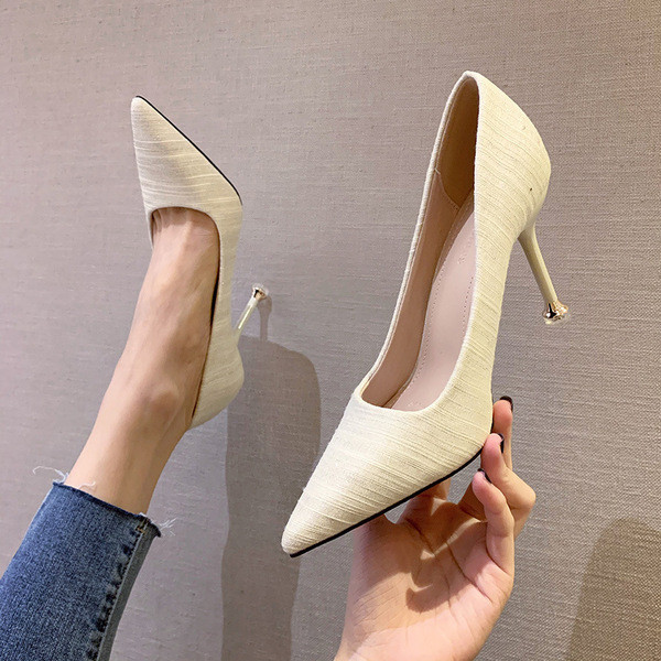 Kihegyezett női cipőmodell 9,5 cm-es sarokkal