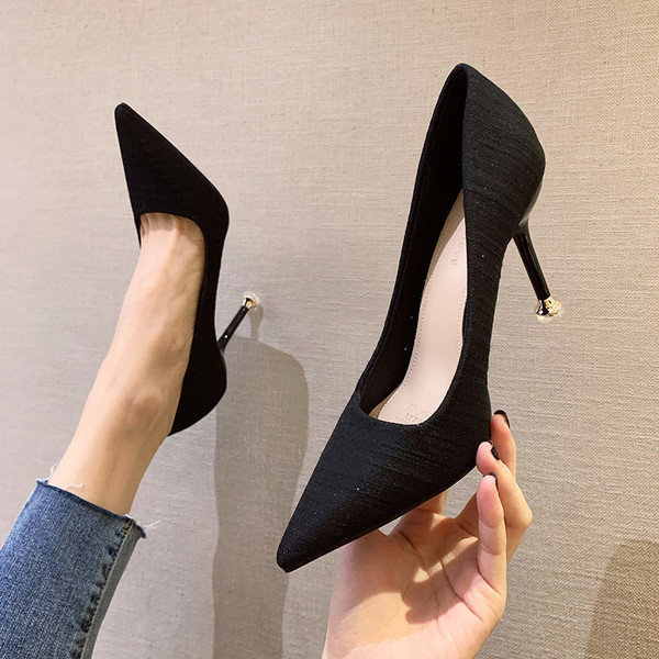 Kihegyezett női cipőmodell 9,5 cm-es sarokkal