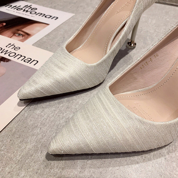 Kihegyezett női cipőmodell 9,5 cm-es sarokkal