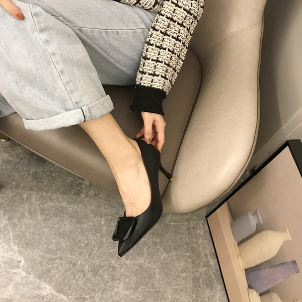 Női cipő hegyes modell, vékony 8 cm-es sarokkal