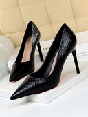 Moderni ženski model cipela na špic od eko kože na visoku petu