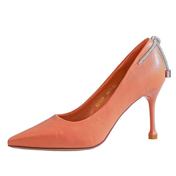 Stílusos női cipő vékony sarkú fém díszítéssel - hegyes modell