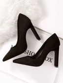 Klasszikus női cipő hegyes modell vastag sarokkal