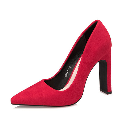 Klasszikus női cipő hegyes modell vastag sarokkal