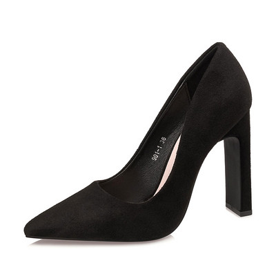 Klasszikus női cipő hegyes modell vastag sarokkal