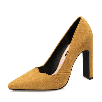 Klasszikus női cipő hegyes modell vastag sarokkal