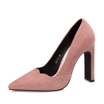 Klasszikus női cipő hegyes modell vastag sarokkal