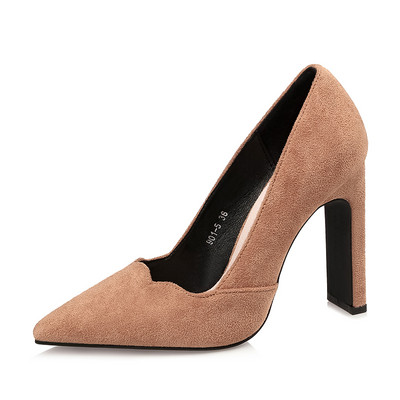 Klasszikus női cipő hegyes modell vastag sarokkal