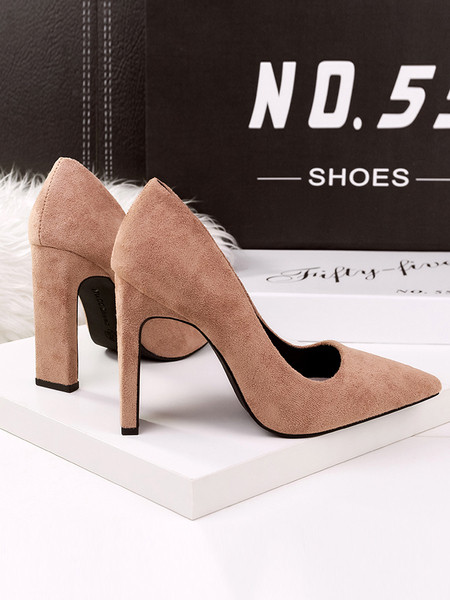 Klasszikus női cipő hegyes modell vastag sarokkal