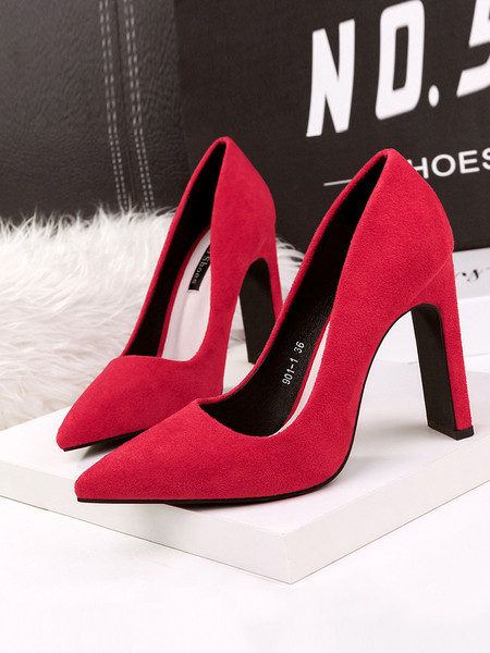 Klasszikus női cipő hegyes modell vastag sarokkal