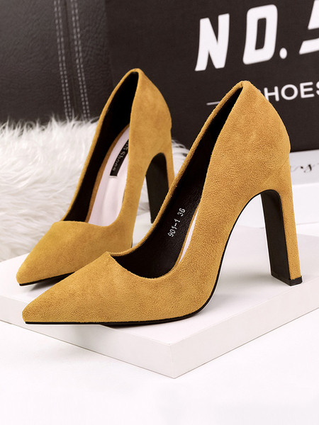 Klasszikus női cipő hegyes modell vastag sarokkal