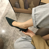 Női velúr cipő vékony sarkú sima modellel