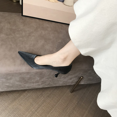 Női velúr cipő vékony sarkú sima modellel