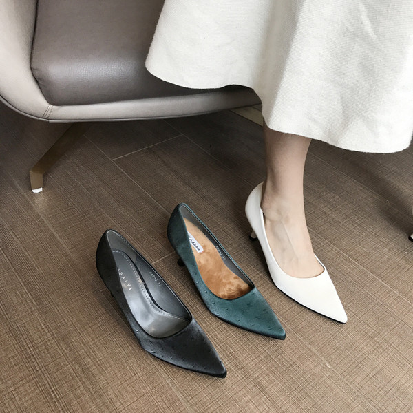 Női velúr cipő vékony sarkú sima modellel