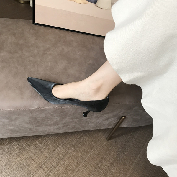 Női velúr cipő vékony sarkú sima modellel
