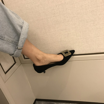 Modern női cipő 3 cm-es sarokmagassággal - hegyes modell