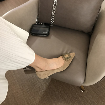 Modern női cipő 3 cm-es sarokmagassággal - hegyes modell