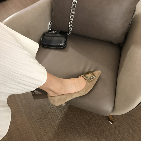 Modern női cipő 3 cm-es sarokmagassággal - hegyes modell