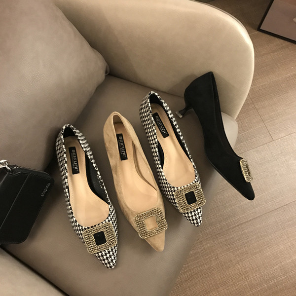 Modern női cipő 3 cm-es sarokmagassággal - hegyes modell