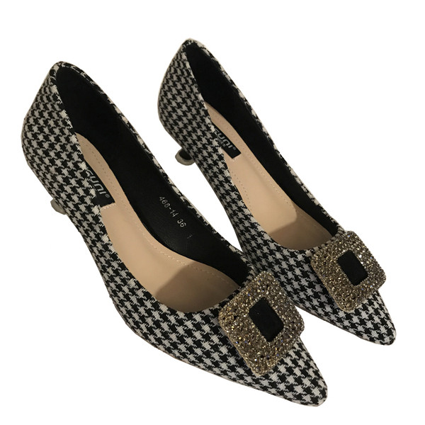 Modern női cipő 3 cm-es sarokmagassággal - hegyes modell