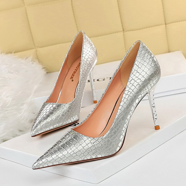 Hegyes női cipőmodell 10 cm vékony sarokkal